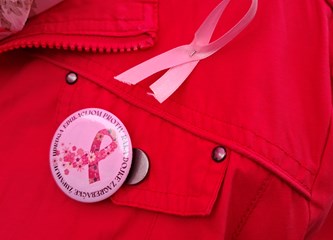 Ružičasta povorka podrške ženama oboljelima od raka dojke prošla gradom: „Naručite se već danas na pregled i spriječite ovu opaku bolest”