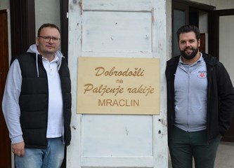 Odlična atmosfera na Dučecovim spelancijama, paljenju rakije