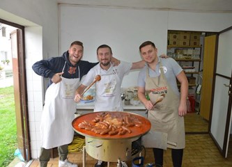 Odlična atmosfera na Dučecovim spelancijama, paljenju rakije