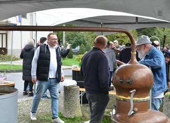 Odlična atmosfera na Dučecovim spelancijama, paljenju rakije