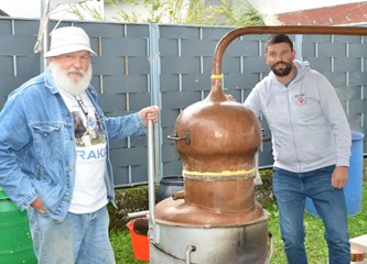 Odlična atmosfera na Dučecovim spelancijama, paljenju rakije