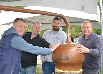 Odlična atmosfera na Dučecovim spelancijama, paljenju rakije