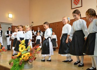 Odlična atmosfera na Dučecovim spelancijama, paljenju rakije