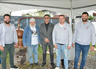 Odlična atmosfera na Dučecovim spelancijama, paljenju rakije