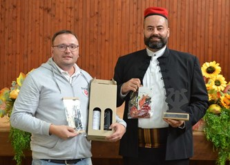 Odlična atmosfera na Dučecovim spelancijama, paljenju rakije