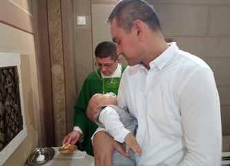 U Župi Navještenja BDM u Velikoj Gorici mons. Tomislav Subotičanec krstio osmo dijete obitelji Martinović