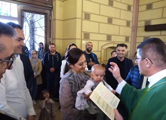 U Župi Navještenja BDM u Velikoj Gorici mons. Tomislav Subotičanec krstio osmo dijete obitelji Martinović