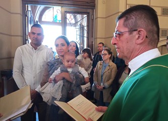U Župi Navještenja BDM u Velikoj Gorici mons. Tomislav Subotičanec krstio osmo dijete obitelji Martinović