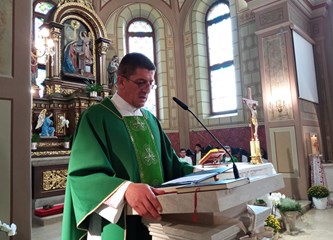 U Župi Navještenja BDM u Velikoj Gorici mons. Tomislav Subotičanec krstio osmo dijete obitelji Martinović