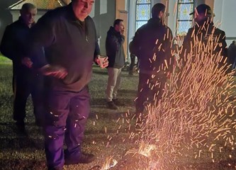 "Sesvetski ogen" u Mraclinu pali se već tri desetljeća, i ove godine okupio velik broj mještana
