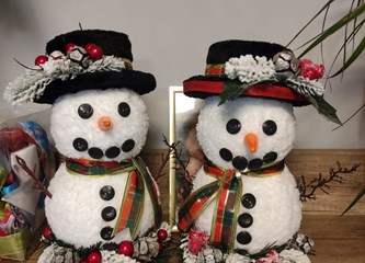 Tražite adventski vjenčić? Zavirite u ponudu Buvljakuša i učinite dobro djelo