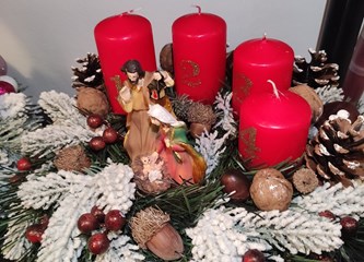 Tražite adventski vjenčić? Zavirite u ponudu Buvljakuša i učinite dobro djelo