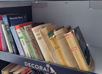 FOTO Pročitaj pa vrati: Mini knjižnice osvanule u velikogoričkim zgradama, stanari oduševljeni