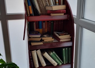 FOTO Pročitaj pa vrati: Mini knjižnice osvanule u velikogoričkim zgradama, stanari oduševljeni