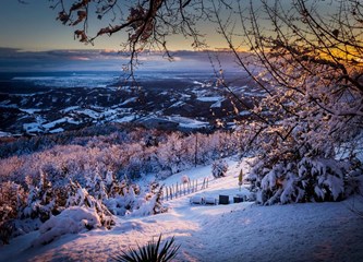 Prizori snijegom pokrivene i suncem okupane Plešivice oduzimaju dah, majstorski ih zabilježio velikogorički fotograf Josip Škof