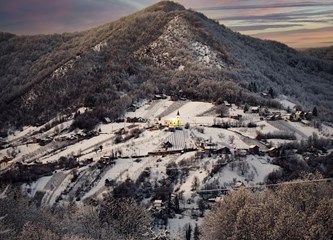 Prizori snijegom pokrivene i suncem okupane Plešivice oduzimaju dah, majstorski ih zabilježio velikogorički fotograf Josip Škof