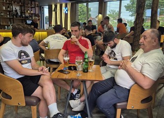 jeDINA MOja ljubav: Dinamovke 'potpisale' za VG Legacy, poznati parovi subotnje Humanitarke za Barta