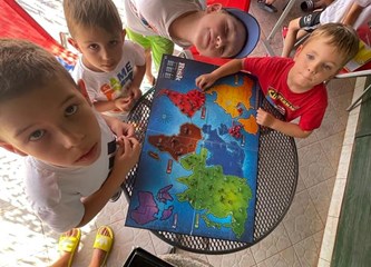 Ljeto na teniskom terenu i bazenu: I sport i druženje i zabava za djevojčice i dječake za vrijeme školskih praznika