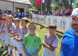 Veliki borac Ivan Šćepina izveo početni udarac na svečanom otvaranju Alpas Cupa Grada Velike Gorice