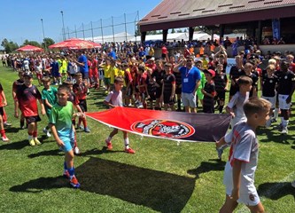 Veliki borac Ivan Šćepina izveo početni udarac na svečanom otvaranju Alpas Cupa Grada Velike Gorice