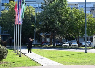 „Domovine dostojni bijahu” Položeni vijenci i zapaljene svijeće za poginule branitelje kod spomenika „Golubica”