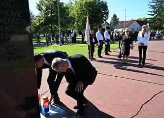 „Domovine dostojni bijahu” Položeni vijenci i zapaljene svijeće za poginule branitelje kod spomenika „Golubica”