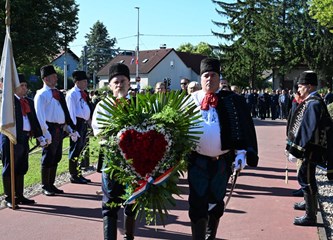 „Domovine dostojni bijahu” Položeni vijenci i zapaljene svijeće za poginule branitelje kod spomenika „Golubica”