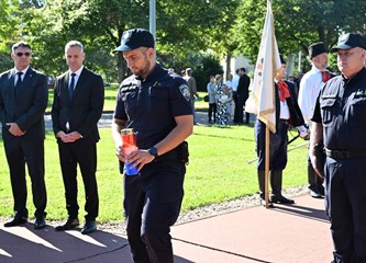 „Domovine dostojni bijahu” Položeni vijenci i zapaljene svijeće za poginule branitelje kod spomenika „Golubica”