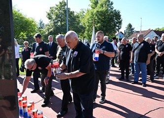 „Domovine dostojni bijahu” Položeni vijenci i zapaljene svijeće za poginule branitelje kod spomenika „Golubica”