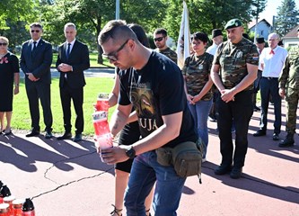 „Domovine dostojni bijahu” Položeni vijenci i zapaljene svijeće za poginule branitelje kod spomenika „Golubica”