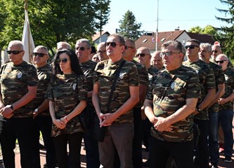 „Domovine dostojni bijahu” Položeni vijenci i zapaljene svijeće za poginule branitelje kod spomenika „Golubica”