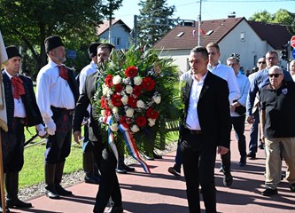 „Domovine dostojni bijahu” Položeni vijenci i zapaljene svijeće za poginule branitelje kod spomenika „Golubica”