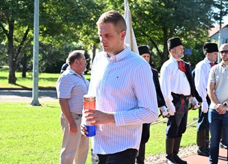 „Domovine dostojni bijahu” Položeni vijenci i zapaljene svijeće za poginule branitelje kod spomenika „Golubica”