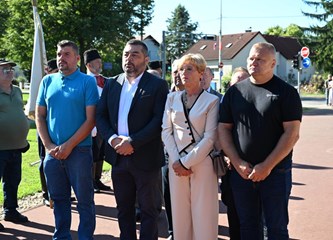 „Domovine dostojni bijahu” Položeni vijenci i zapaljene svijeće za poginule branitelje kod spomenika „Golubica”