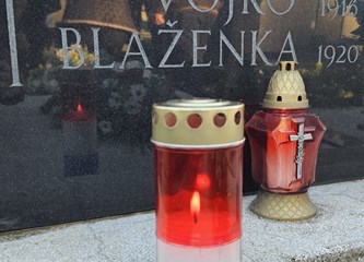 Članovi KUD-a Nova Zora obišli grob Vojka Miklaušića, večeras kulturni program povodom "Vojkovih dana" u Donjoj Lomnici