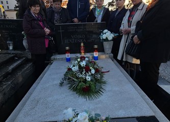 Članovi KUD-a Nova Zora obišli grob Vojka Miklaušića, večeras kulturni program povodom "Vojkovih dana" u Donjoj Lomnici