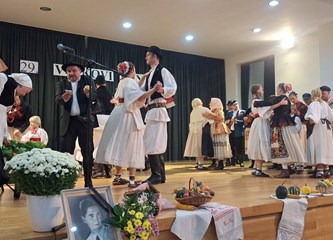 Donja Lomnica pjesmom i plesom očuvala sjećanje na Vojka Miklaušića