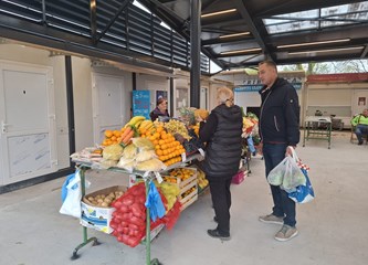 Novo ruho gradske tržnice u Školskoj: Prodavači zadovoljni obnovom jedva dočekali povratak