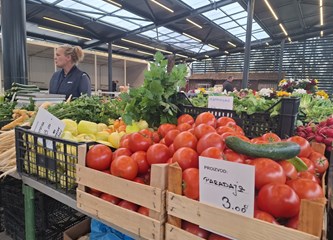 Novo ruho gradske tržnice u Školskoj: Prodavači zadovoljni obnovom jedva dočekali povratak