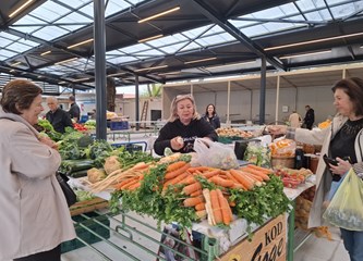 Novo ruho gradske tržnice u Školskoj: Prodavači zadovoljni obnovom jedva dočekali povratak