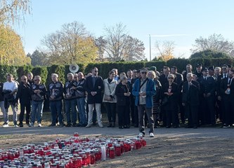 FOTO Položeni vijenci i svijeće povodom blagdana Svih svetih