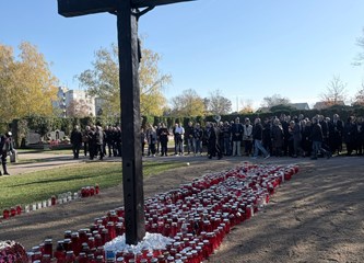 FOTO Položeni vijenci i svijeće povodom blagdana Svih svetih