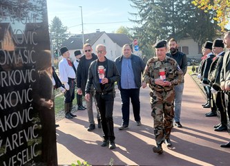 FOTO Položeni vijenci i svijeće povodom blagdana Svih svetih