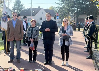 FOTO Položeni vijenci i svijeće povodom blagdana Svih svetih