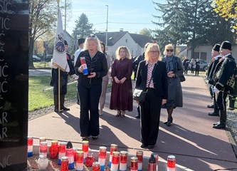 FOTO Položeni vijenci i svijeće povodom blagdana Svih svetih