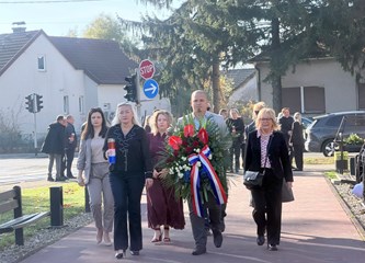 FOTO Položeni vijenci i svijeće povodom blagdana Svih svetih