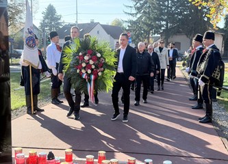 FOTO Položeni vijenci i svijeće povodom blagdana Svih svetih