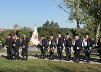 FOTO Položeni vijenci i svijeće povodom blagdana Svih svetih