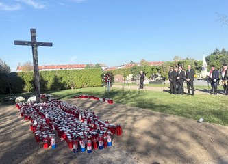 FOTO Položeni vijenci i svijeće povodom blagdana Svih svetih