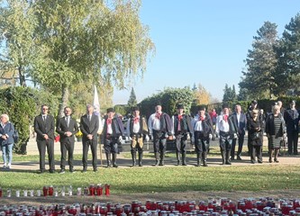 FOTO Položeni vijenci i svijeće povodom blagdana Svih svetih